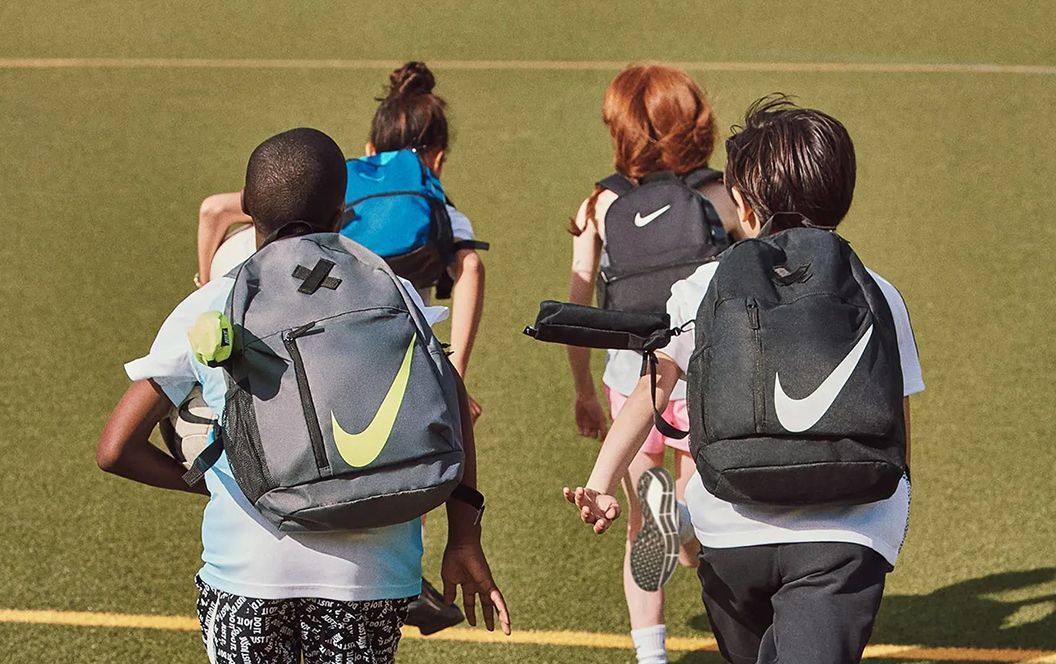 Enfants qui font leurs rentrées au club de sport