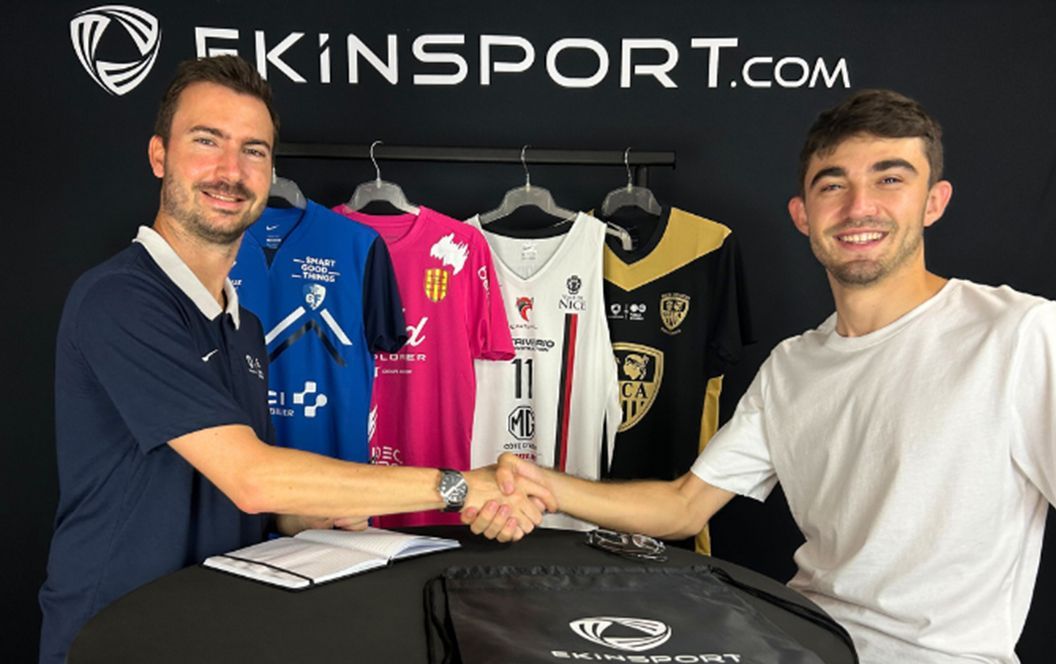 Photo du showroom d'Ekinsport avec des maillots de clubs partenaires