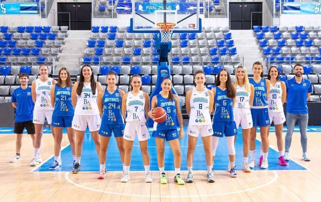 Photo d'une équipe de basket féminin au complet