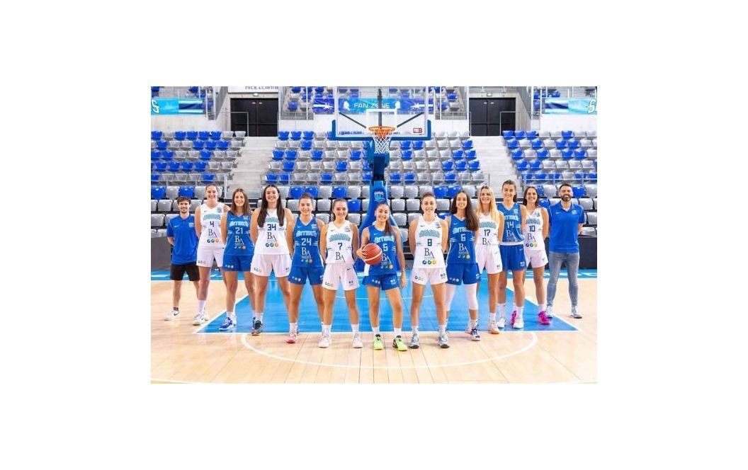 Photo d'une équipe de basket féminin au complet