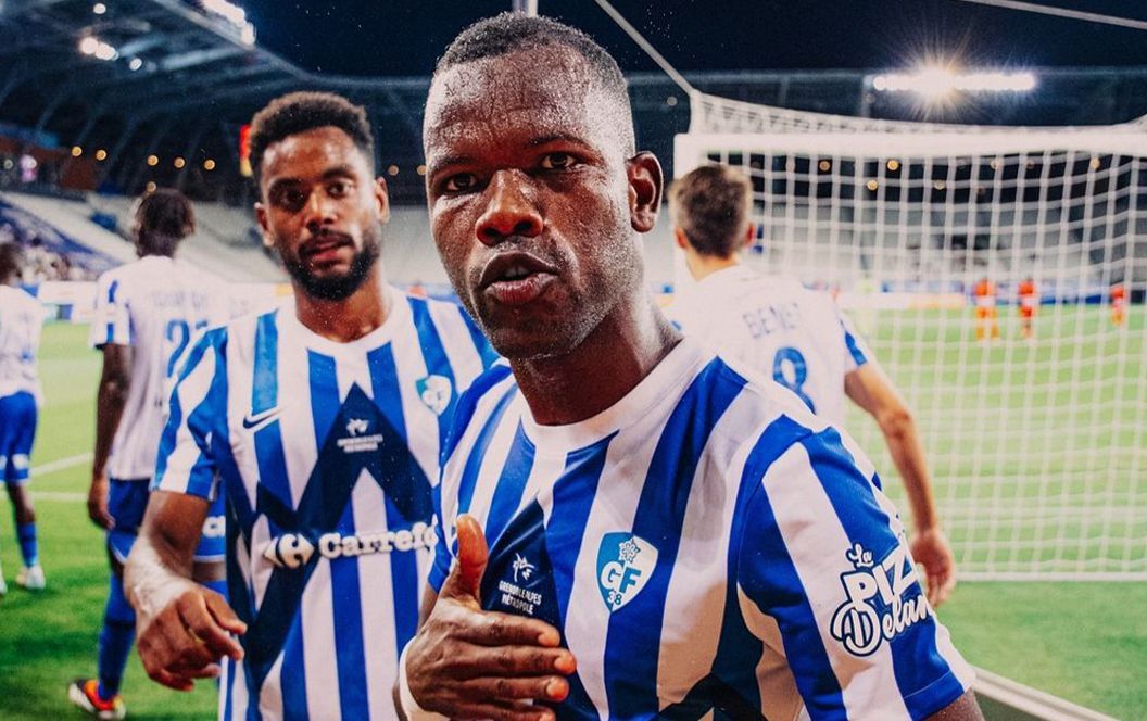 Joueur de foot montrant fièrement le logo de son club