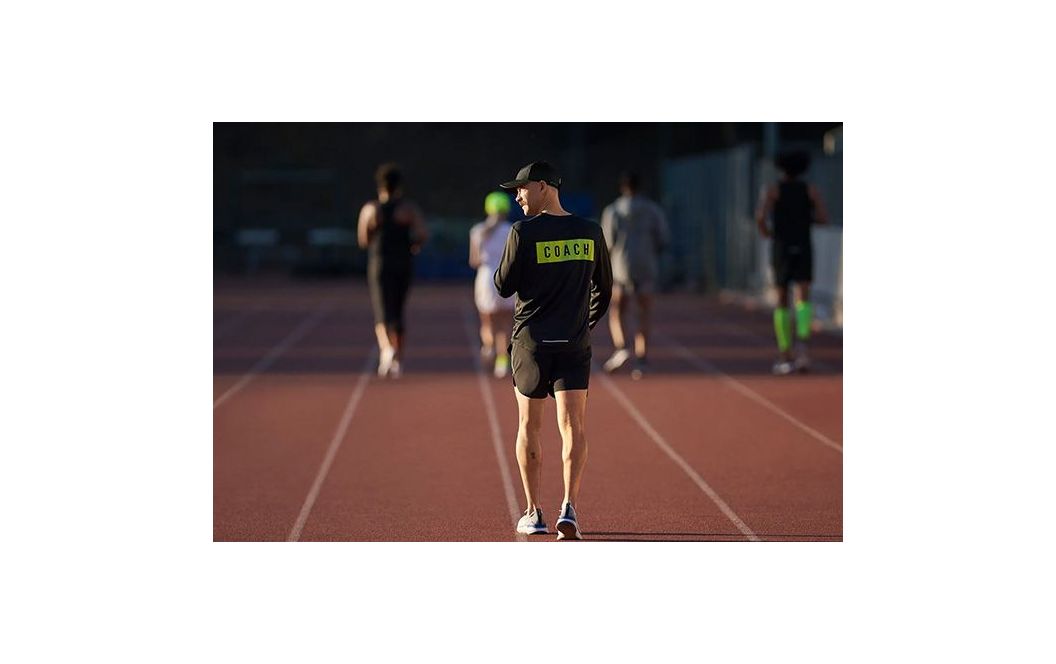 Un coach qui vérifie les équipements de ses coureurs