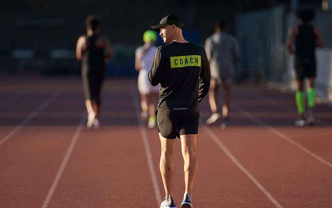 Un coach qui vérifie les équipements de ses coureurs