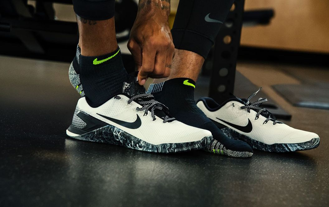 Sportif qui enfile ses nouvelles chaussures Nike sans douleurs