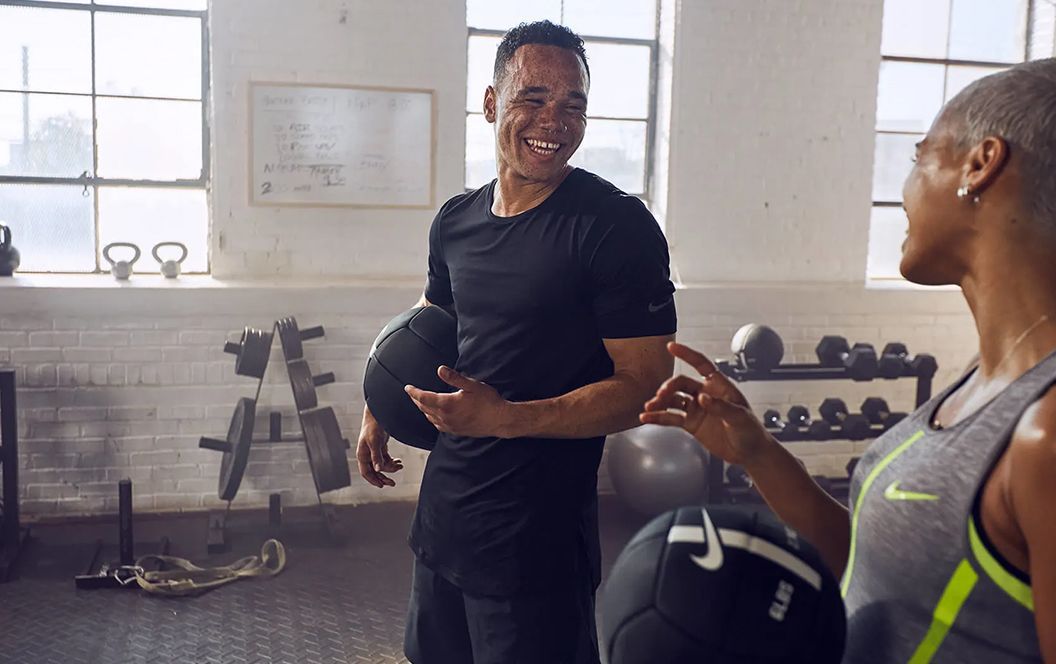 Un homme et une femme dans une salle de sport