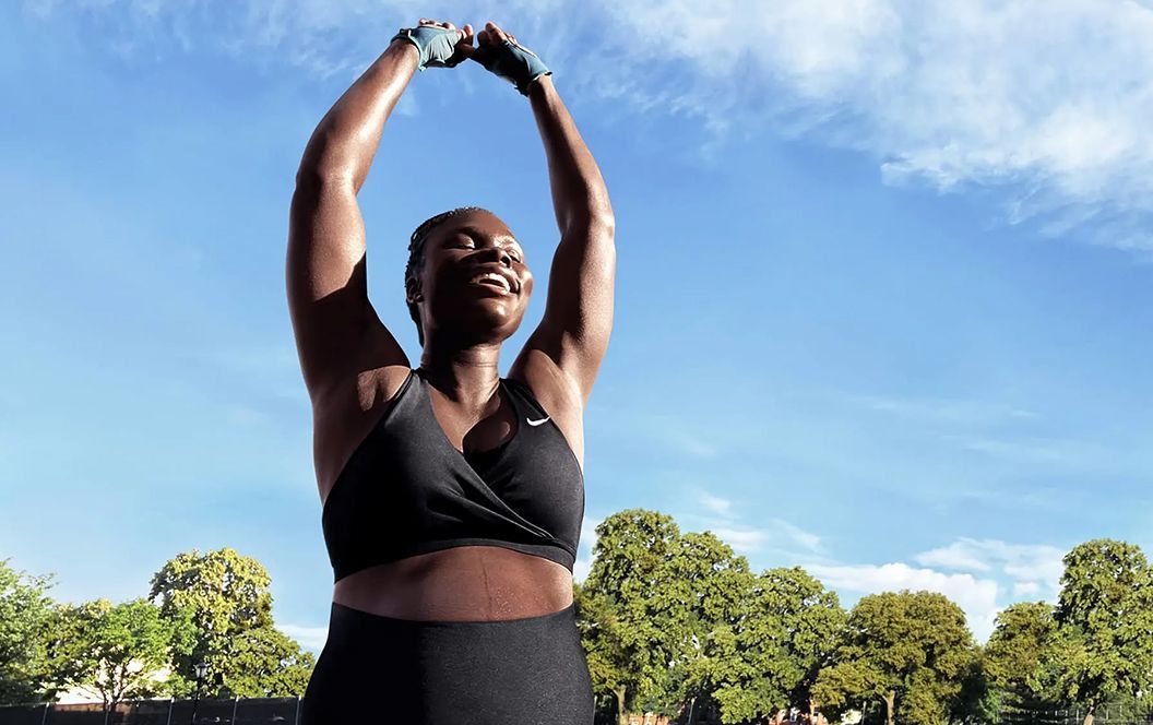 Femme enceinte souriante qui pratique du sport