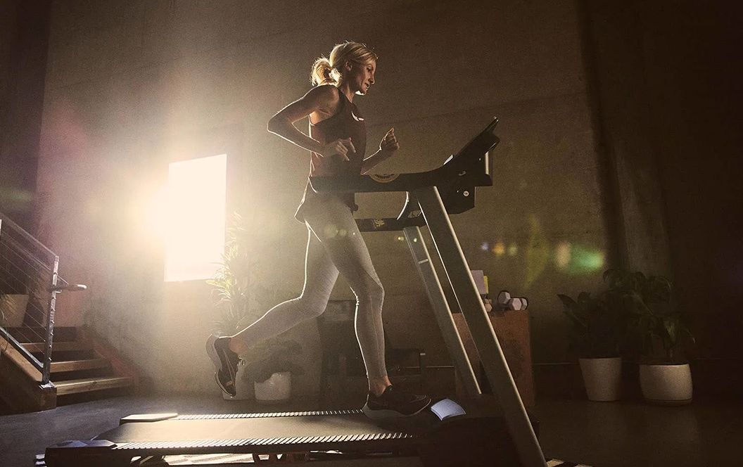 Femme qui court sur un tapis de course