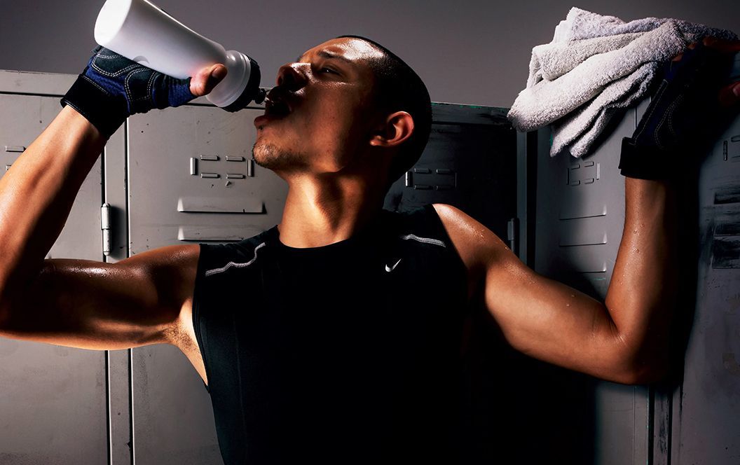 Homme qui s'hydrate après son activité sportive