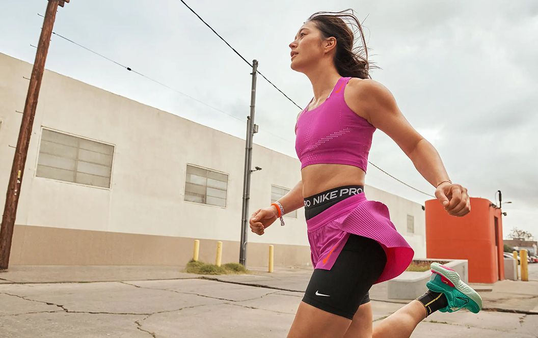 Femme qui court en tenue de sport d'été 