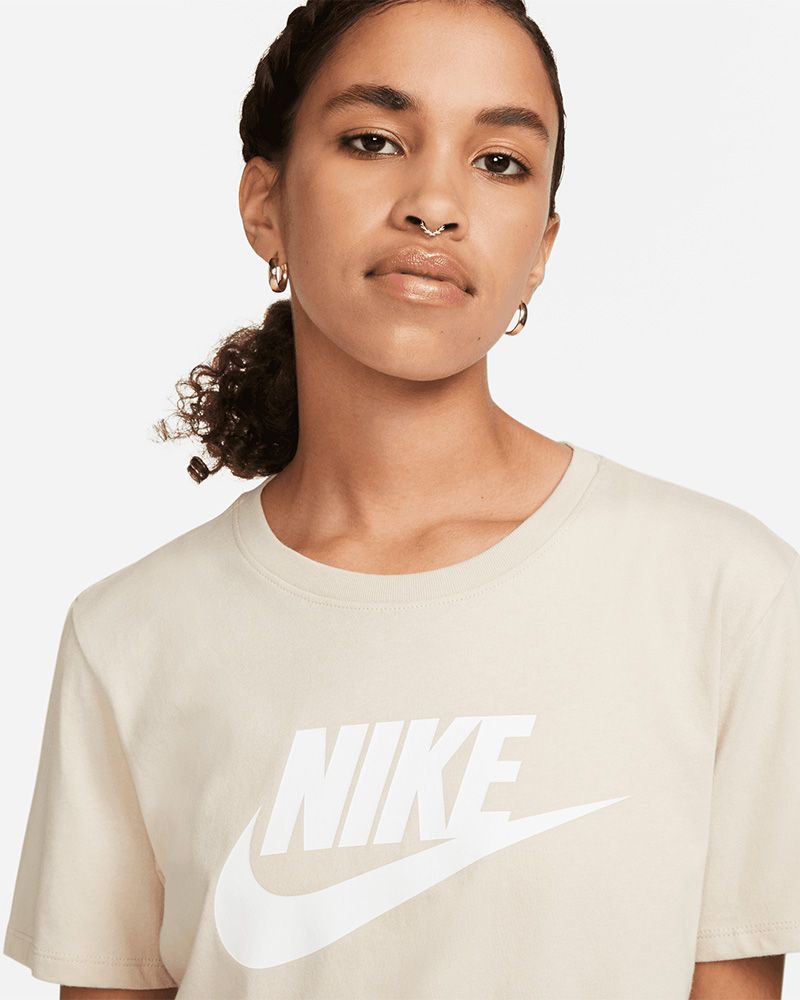 T-shirts et tops Nike Sportswear pour femmes, Achetez en ligne