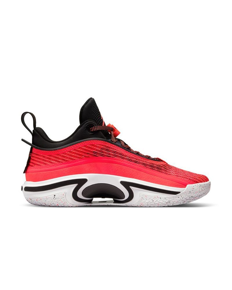 Chaussures Basket Nike Air Jordan Retro Dans Les Couleurs Rouge — Photo  éditoriale © Alavanta #348217618