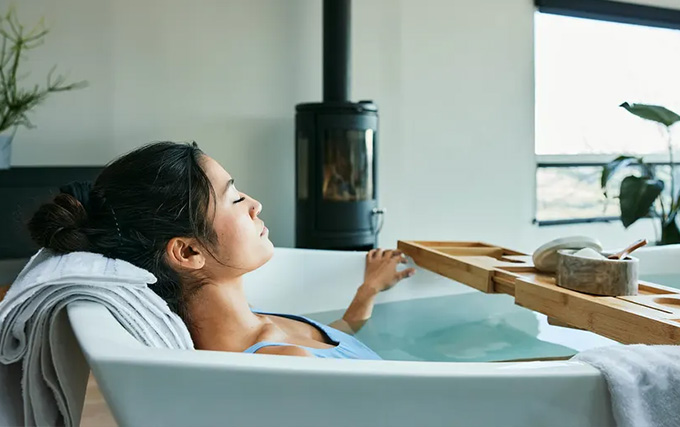 Femme qui se relaxe dans un bain chaud