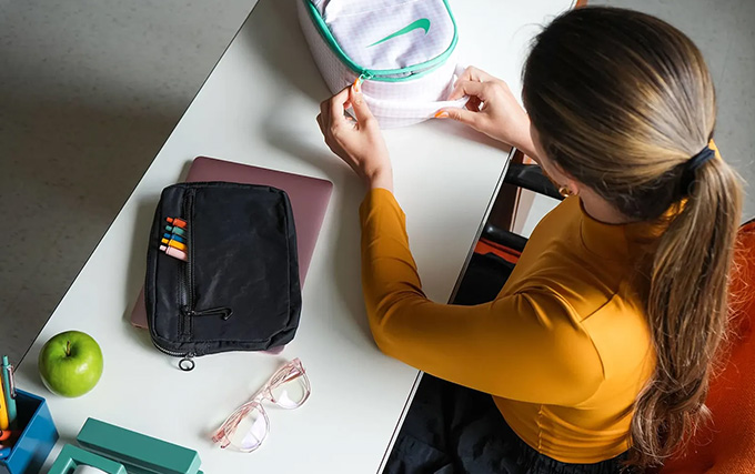 Femme qui prépare la rentrée de son club de sport