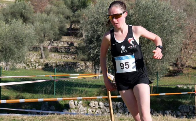 Une jeune athlète qui représente son club à un cross