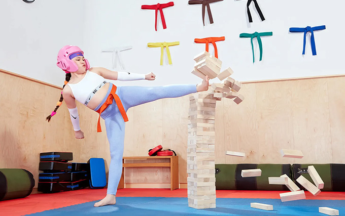 Fille qui s'entraine en sport de combat avec une tenue Nike