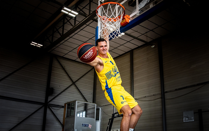 Joueur de basket avec une tenue Nike personnalisé