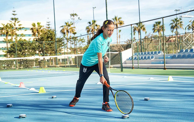 Fille de la Reds United Academy qui s'entraîne au tennis