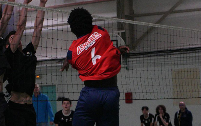 Joueur du club de Asnières volley de dos qui monte au filet