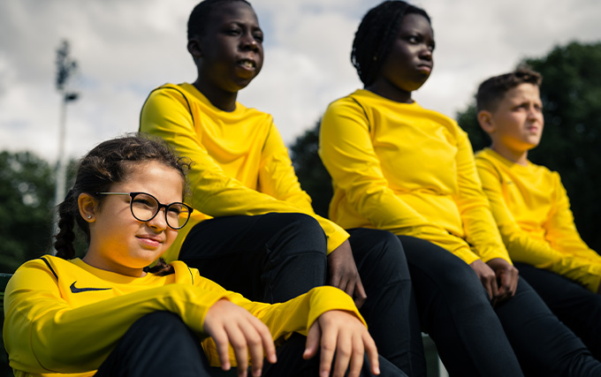 Groupe d'enfant avec des survêtement Nike jaune et noir 