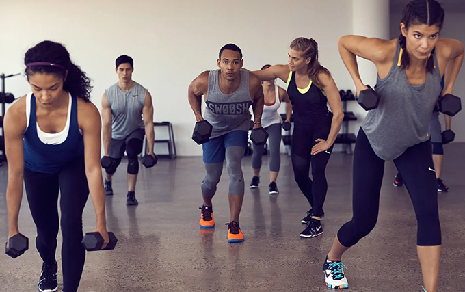 un cours collectif de fitness avec du matériel pour travailler les bras