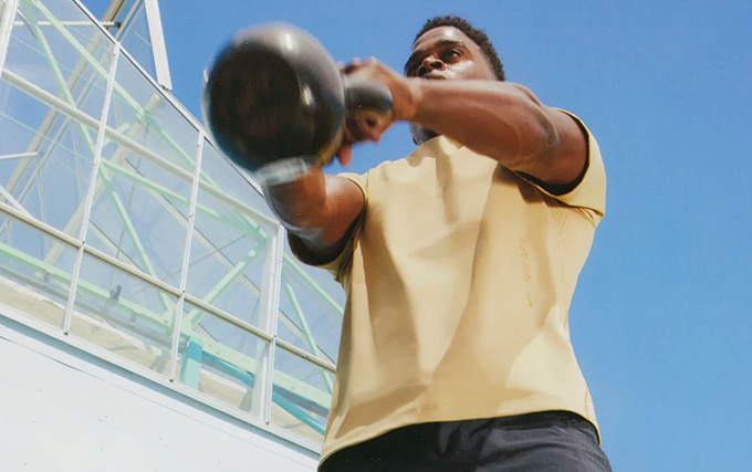 Homme qui fait des exercices de musculation en extérieur