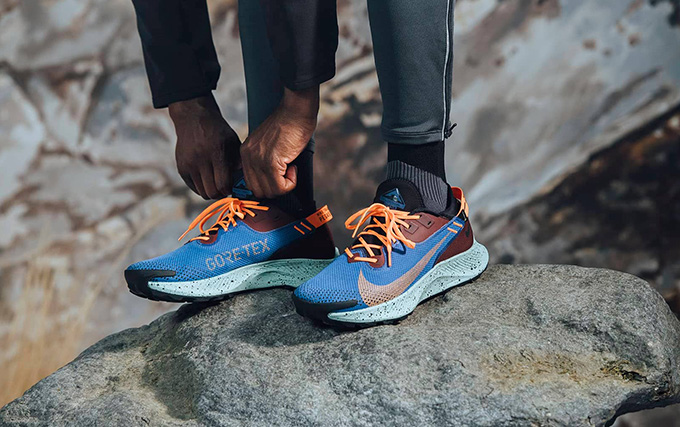 Zoom sur chaussures de trail bleu et orange