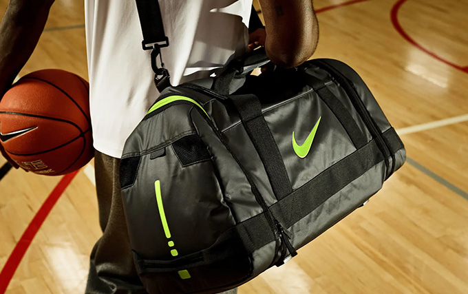 Zoom sur un sac de sport et un ballon de basket