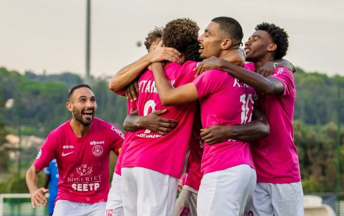 Equipe de football célébrant une victoire