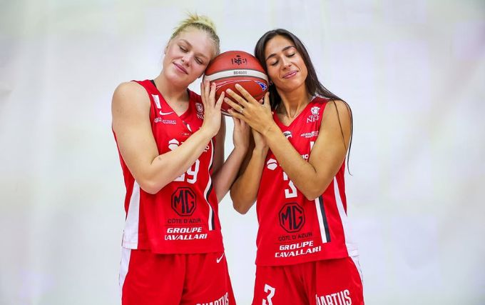 Deux basketteuses tenant un ballon de basket