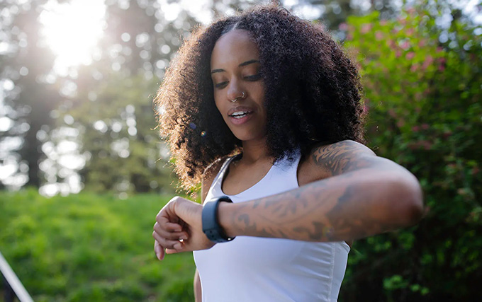 Femme qui regarde sa nouvelle montre connectée