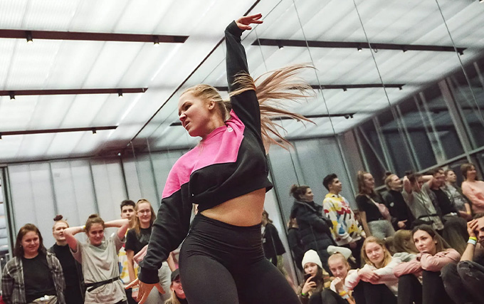 Femme qui répète sa chorégraphie de danse