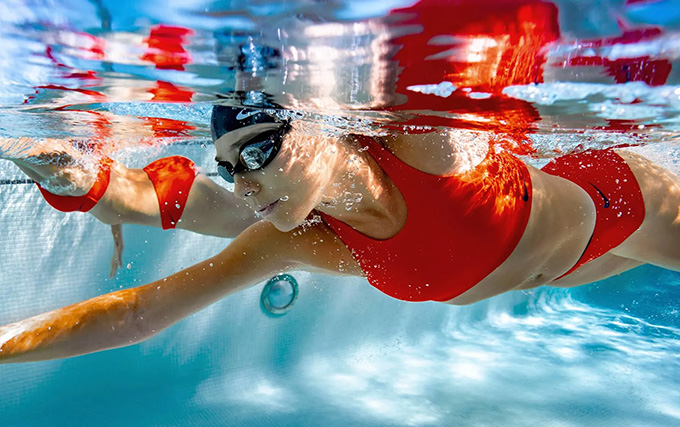 Photo sous l'eau d'une course de natation