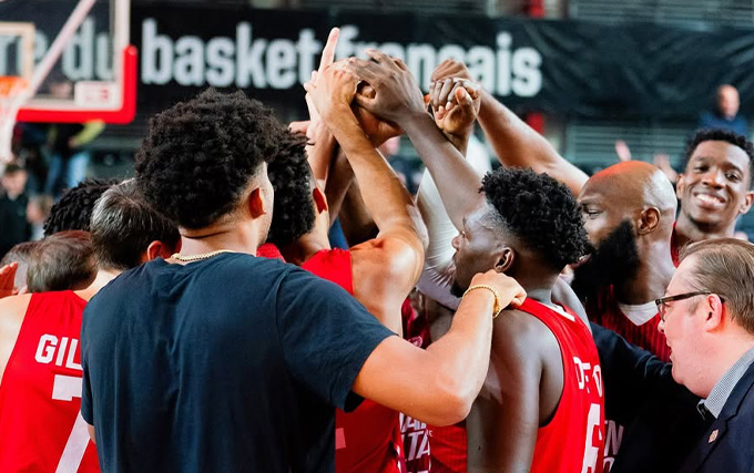 équipe de basket réunie autour d'une victoire