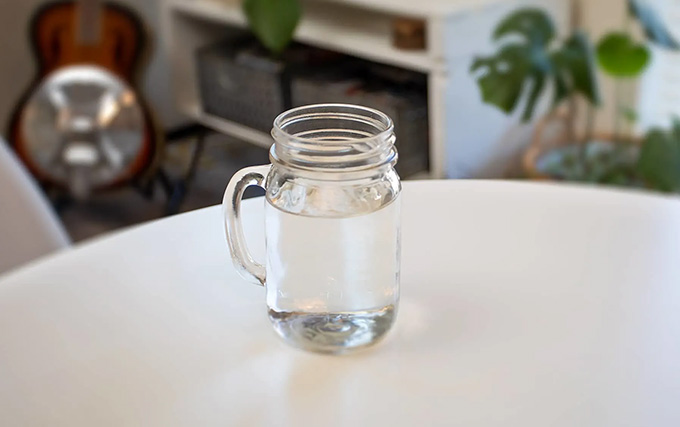 Verre d'eau sur une table