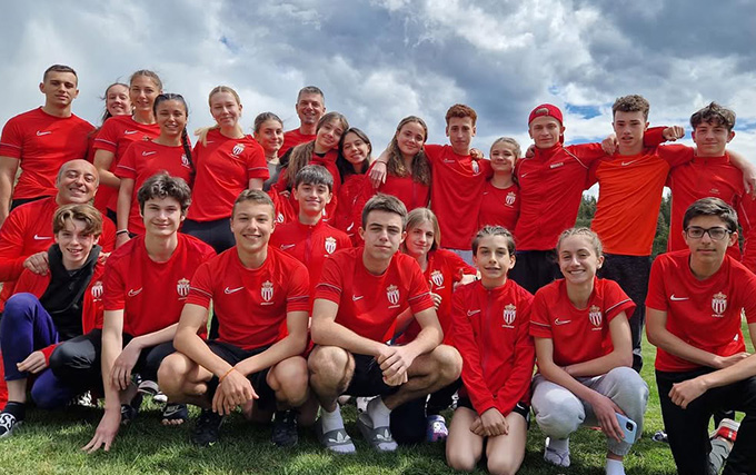 photo de groupe avant une compétition d'athlétisme