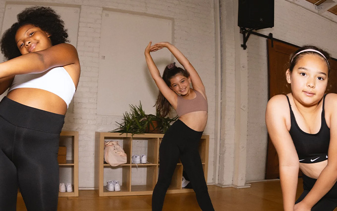 petites filles qui s'étirent dans une salle de danse