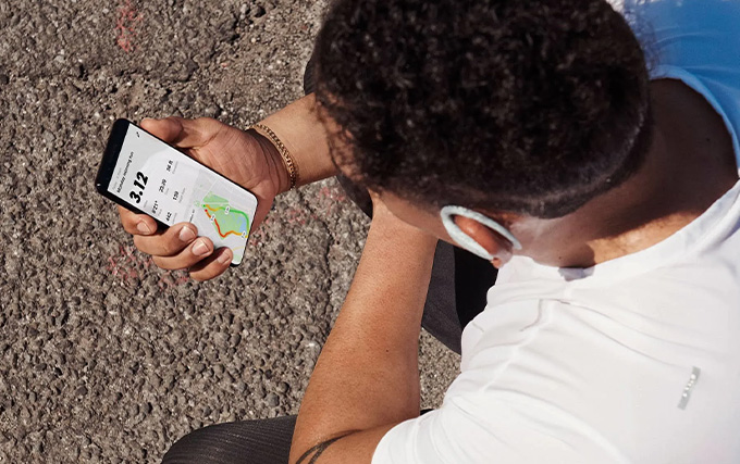 Homme qui regarde sur son téléphone son parcours fractionné