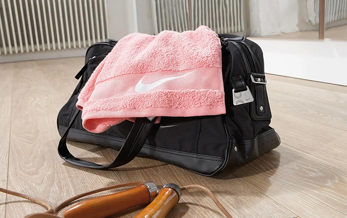 zoom sur un sac de sport ouvert avec des accessoires